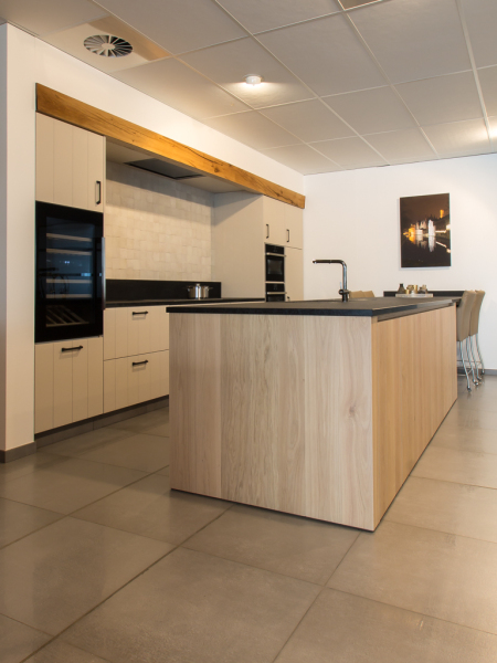 Houten keukeneiland met zitruimte – Keukenoplossing met een multifunctioneel eiland dat zowel praktisch als stijlvol is.