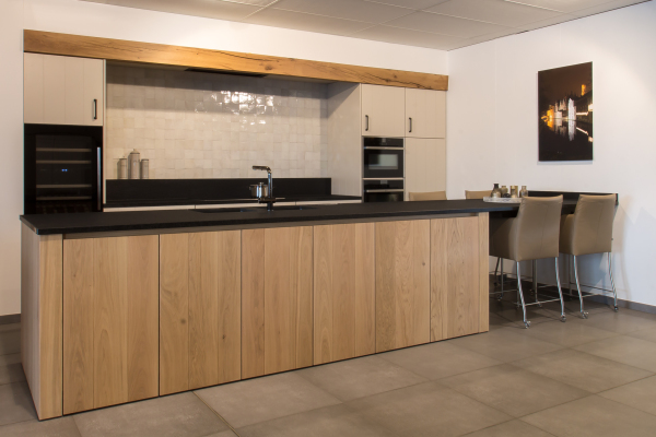 euken met geïntegreerde eethoek – Moderne keuken met een eiland dat dient als kook- en eetruimte, ideaal voor gezellig samenz