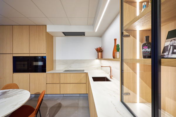 Tijdloze keuken met warme houttonen – Licht houten kasten en een marmeren werkblad zorgen voor een stijlvolle en tijdloze uit