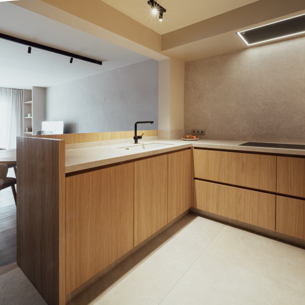 Functionele tijdloze keuken met ruime werkzones, warm houtdecor en moderne toestellen — ideaal voor dagelijks gebruik en tijd