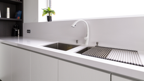 Praktische keukenoplossing met dubbele spoelbak, witte kraan en een geïntegreerd droogrek, ontworpen voor comfort en efficiën